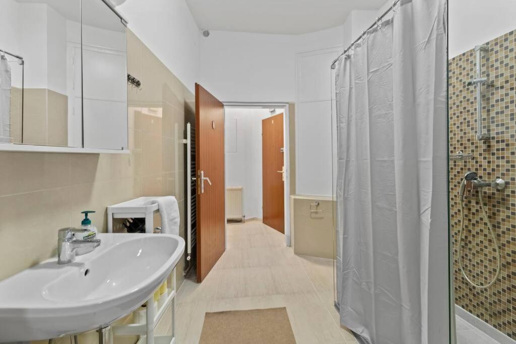 וינה Modern Apartment Close To Center - 2Br מראה חיצוני תמונה